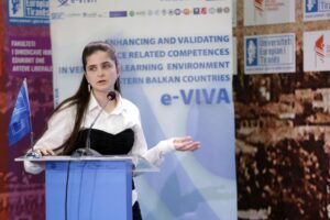 Klerisa Azuni studente e komunikimit në Universitetin Europian të Tiranës